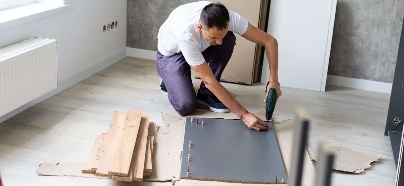 carpintero montando muebles casa
