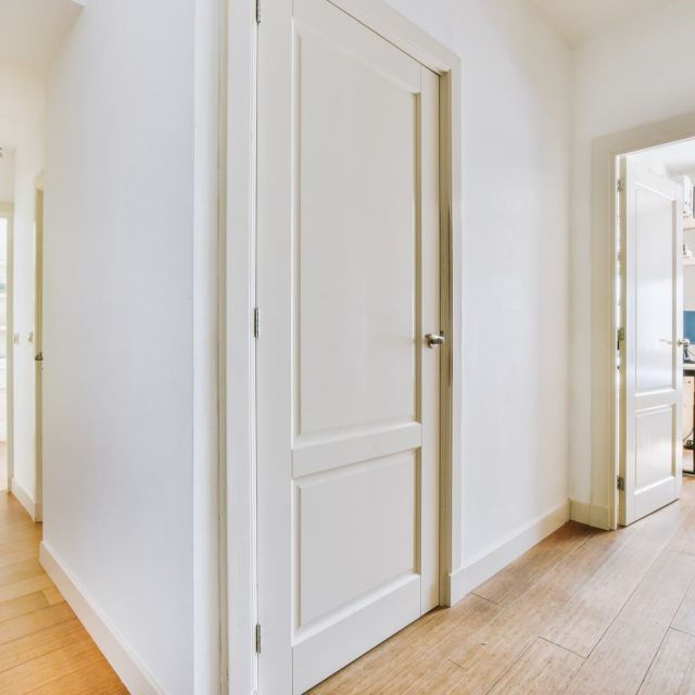 amplio recibidor con puertas