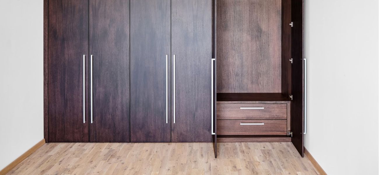 puertas abiertas cajón armario chapa roble oscuro