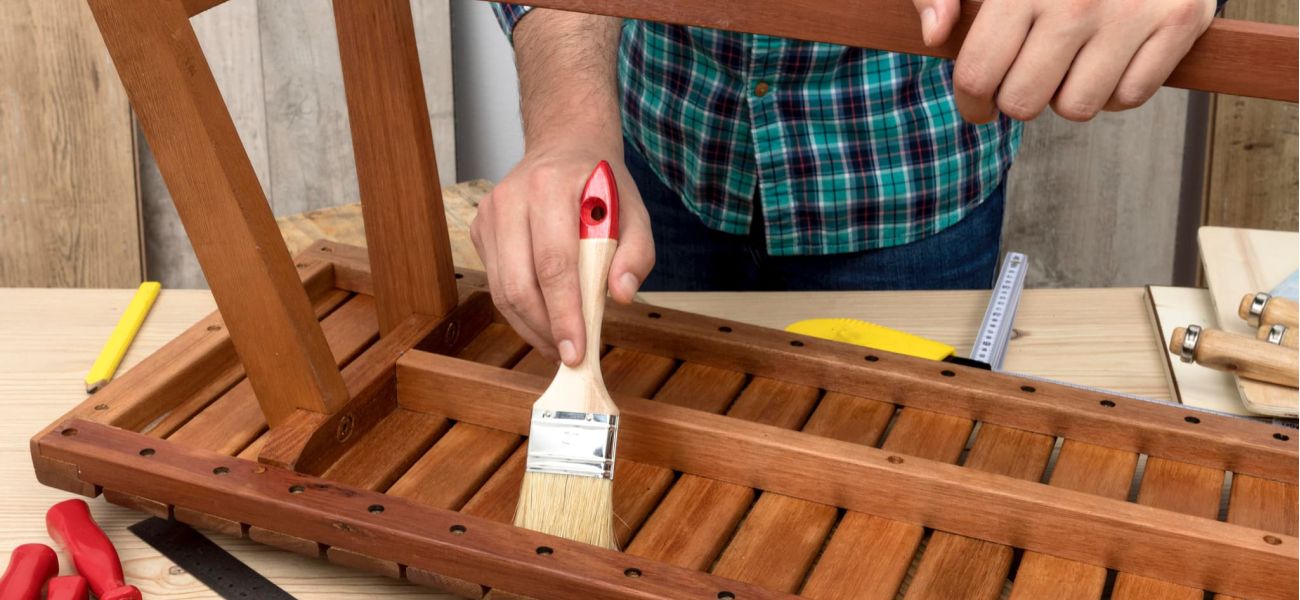 trabajador carpintero calificado utilizando sus herramientas madera