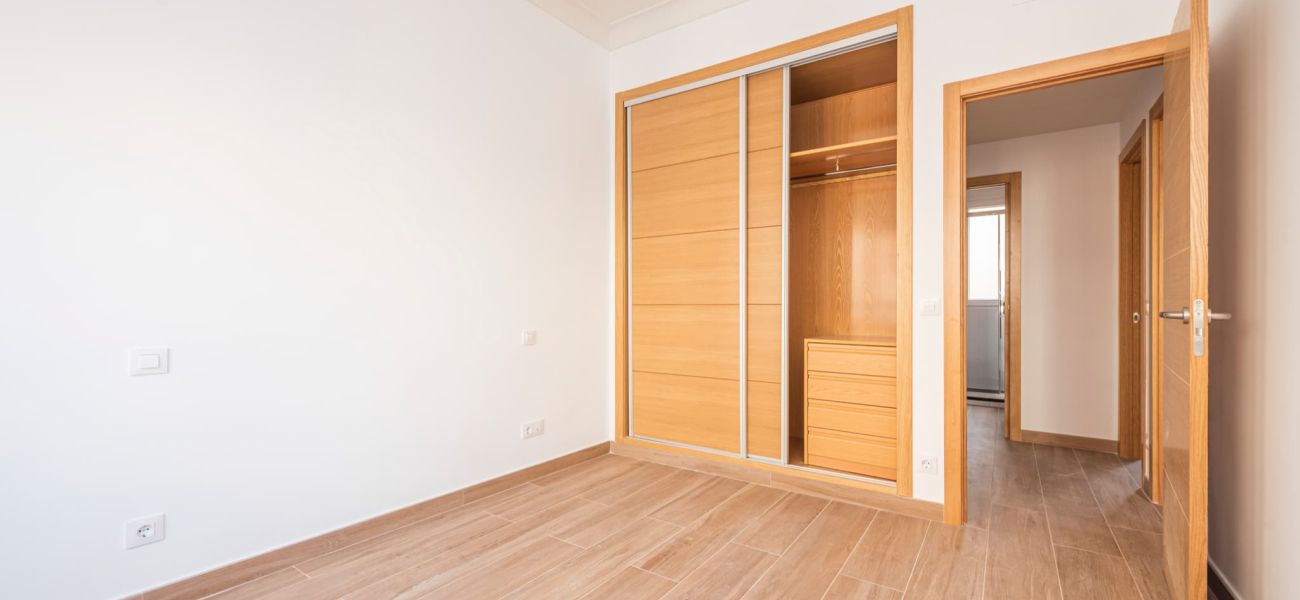 armario empotrado carpintería madera roble puertas cajoneras baldas